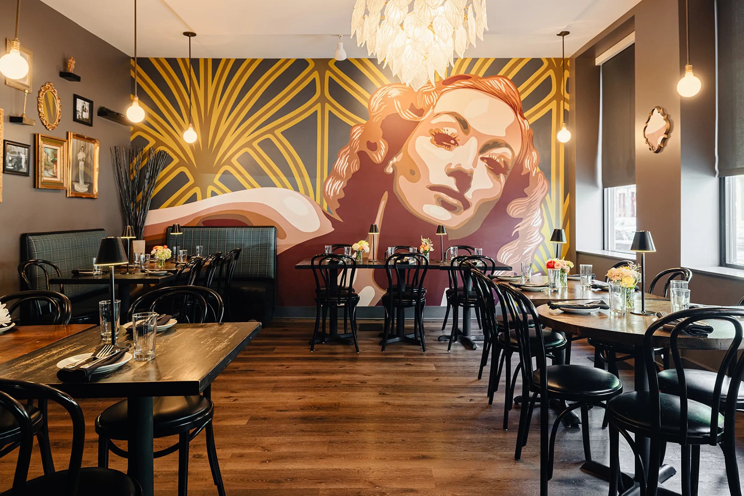 The dining room at Losanti – Cincinnati beneath its art deco mural and chandelier