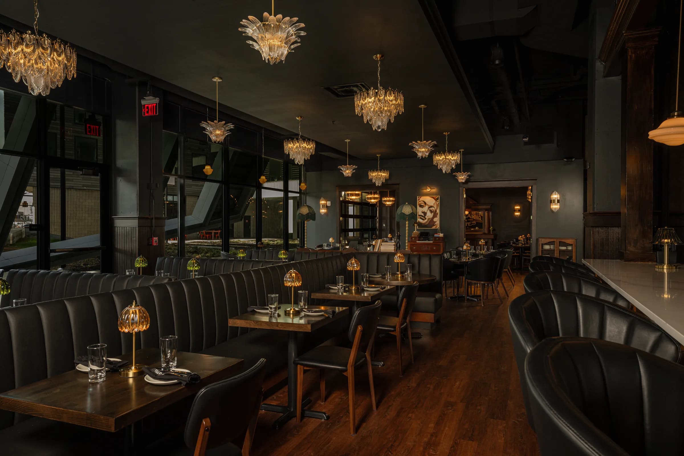 The dining room at Losanti – Columbus under crystal chandeliers, set for dinner service